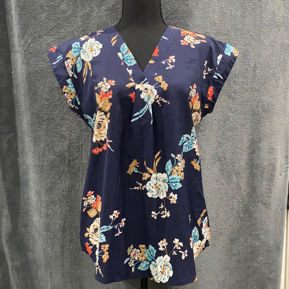 Beautiful sleeveless flower top.